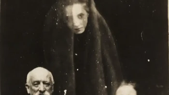 William Hope, yang disebut sebagai pionir fotografi roh, mengambil foto pasangan dan dugaan roh perempuan ini sekitar tahun 1920. Keluarga yang ingin berhubungan dengan orang yang mereka cintai yang telah meninggal, duduk untuk mengambil foto semacam ini, di mana diklaim sosok di tengah adalah roh. Tentu belum ada bukti ilmiah soal ini. Foto: Insider