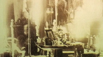 Fotografer amatir Sybell Corbet mengambil foto perpustakaan di Combermere Abbey pada tahun 1891, yang sepertinya menggambarkan mendiang Lord Combermere sedang duduk di kursi favoritnya. Padahal kala itu, bangsawan ini belum lama dimakamkan. Foto: Insider