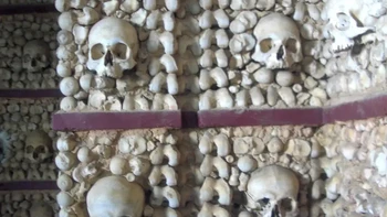 Capela dos Ossos di Évora, Portugal, tampak seperti kapel biasa dari luar, tapi bagian dalamnya ditutupi seluruhnya dengan tulang dan tengkorak manusia.Dibangun abad ke-16 oleh biarawan Fransiskan yang ingin menyampaikan pesan memento mori - frasa Latin ingat kamu akan mati - Capela dos Ossos berisi hampir 5.000 kerangka manusia, berasal dari kuburan terdekat. Kapel itu juga berisi dua mayat kering yang digantung di dinding dengan rantai, salah satunya milik seorang anak. Foto: Insider