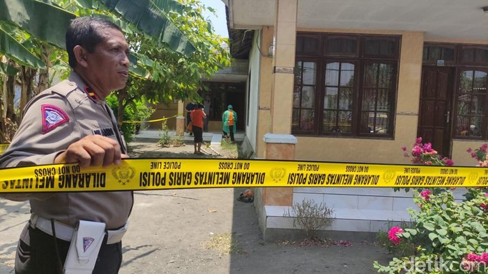 Garis polisi dipasang di TKP perampokan yang tewaskan nenek di Sidoarjo