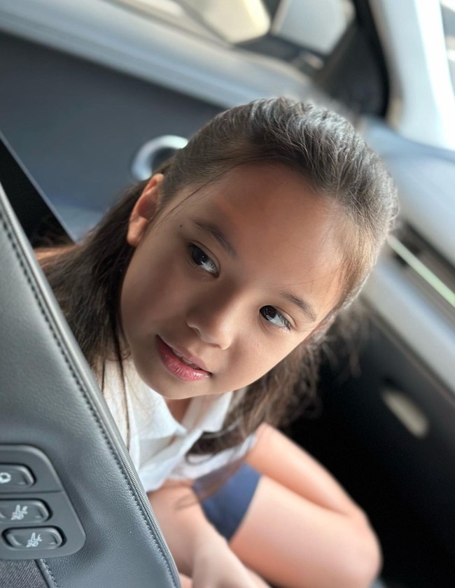 Gempi memang memiliki wajah cantik yang diturunkan dari kedua orangtuanya. Kalau dilihat-lihat menurutmu Gempi lebih mirip Gading atau Gisel? Foto: Intagram/@gadiiing/@gisel_la