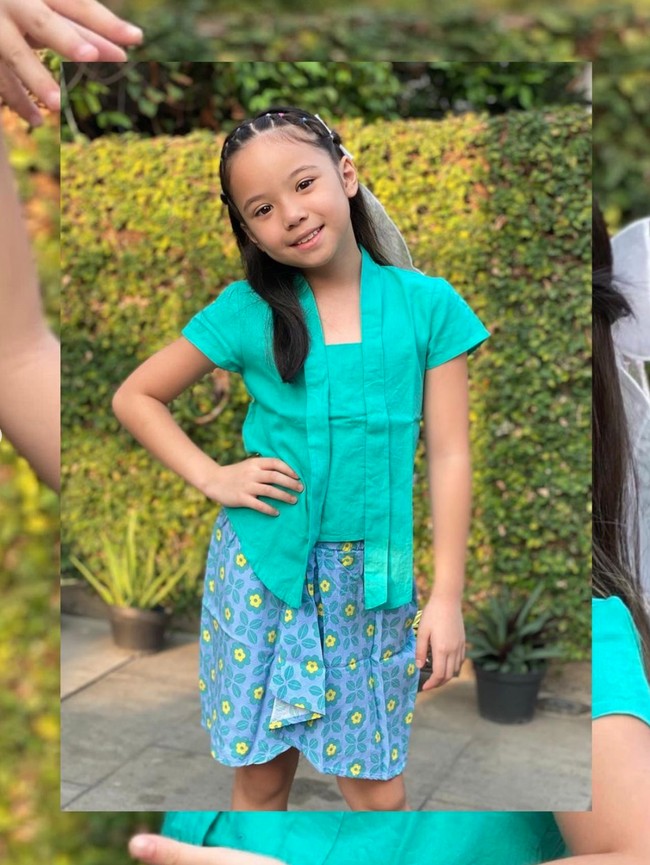 Pandai berpose di depan kamera, lihat saja gaya Gempi yang satu ini. Sambil bertolak pinggang dirinya terlihat mengenakan kebaya kutu baru modern berwarna tosca. Foto: Intagram/@gadiiing/@gisel_la