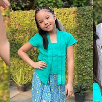 Pandai berpose di depan kamera, lihat saja gaya Gempi yang satu ini. Sambil bertolak pinggang dirinya terlihat mengenakan kebaya kutu baru modern berwarna tosca. Foto: Intagram/@gadiiing/@gisel_la