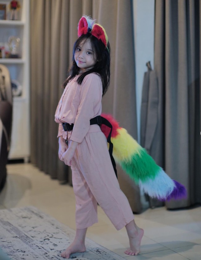 Terbaru, Gading terlihat memamerkan foto putrinya itu kala cosplay Halloween 2023. Cosplay menjadi serigala, Gempi terlihat imut dengan ekor berwarna-warni dan bando kuping serigala. Foto: Intagram/@gadiiing/@gisel_la