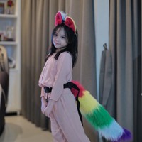 Terbaru, Gading terlihat memamerkan foto putrinya itu kala cosplay Halloween 2023. Cosplay menjadi serigala, Gempi terlihat imut dengan ekor berwarna-warni dan bando kuping serigala. Foto: Intagram/@gadiiing/@gisel_la