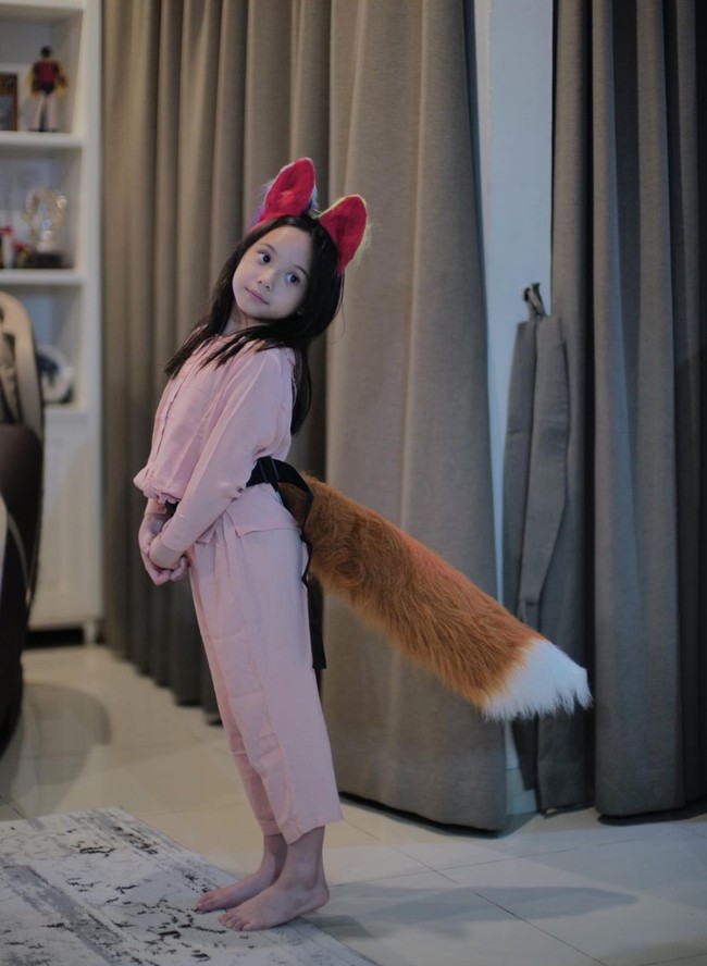 Ada juga potret saat Gempi mengenakan ekor berwarna coklat. Semakin besar banyak yang memuji Gempi jadi terlihaat semakin cantik. Foto: Intagram/@gadiiing/@gisel_la
