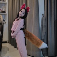 Ada juga potret saat Gempi mengenakan ekor berwarna coklat. Semakin besar banyak yang memuji Gempi jadi terlihaat semakin cantik. Foto: Intagram/@gadiiing/@gisel_la