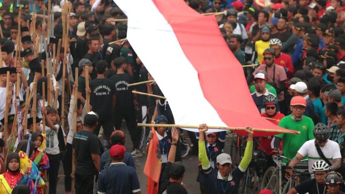 Gubernur Jawa Timur Khofifah Indar Parawansa memberangkatkan puluhan ribu peserta Gerak Jalan Mojokerto-Surabaya (GMS) 2023 sore tadi. Atau Gerak Jalan Mojokerto-Suroboyo (Mojosuro).