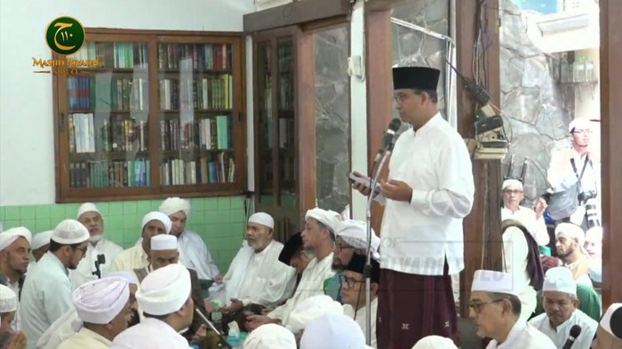 Gibran Rakabuming Raka dan Anies Baswedan hadiri Haul Habib Ali bin Muhammad Al Habsyi di Solo, Sabtu (4/11/2023).