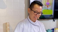 Chef Eddrian juga menunjukkan cara buat eng piang, bakso goreng khas Bangka. Tampilannya selintas mirip pempek adaan dengan bahan utama ikan tenggiri atau ekor kuning.