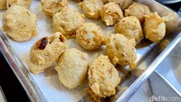 Potret bakso goreng khas Bangka yang sudah matang ini terlihat menggugah selera. Chef Eddrian membuatnya dari ikan tenggiri fresh sehingga teksturnya garing.