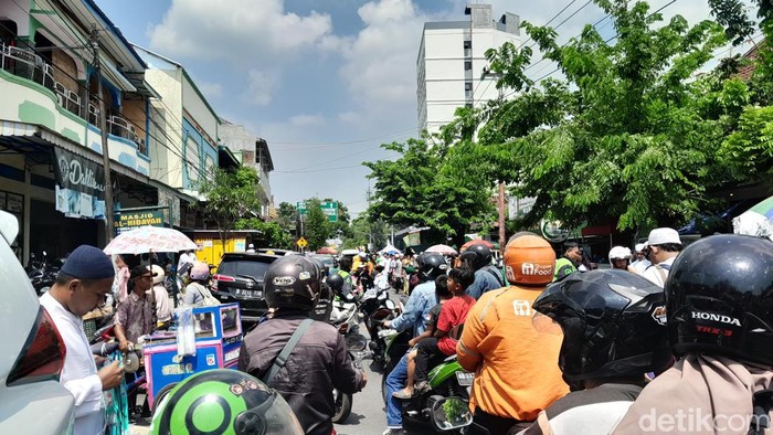 Para pengendara ojek online di Haul Habib Ali Solo ke-112, Sabtu (4/11/2023).