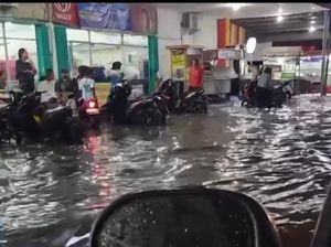 Sejumlah Ruas Jalan Gresik Banjir di Hari Pertama Hujan
