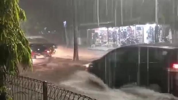 hujan di gresik