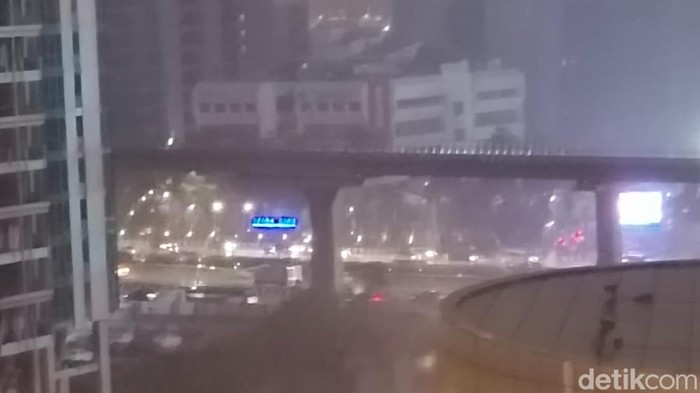 Hujan mengguyur Jakarta dan sekitarnya pada petang ini. Hujan juga dilaporkan terjadi di sekitar Jakarta. (Jabbar R/detikcom)