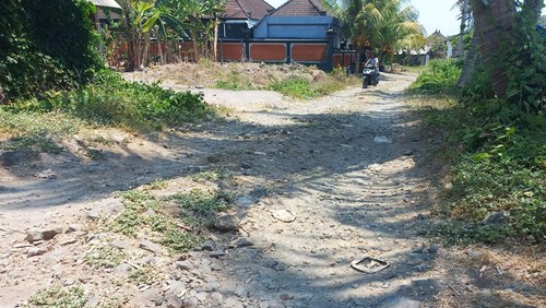 Jalan penghubung Desa Adat Lepang menuju Desa Adat Sidayu Nyuhaya, Desa Takmung, Banjarangkan, Klungkung, rusak parah.