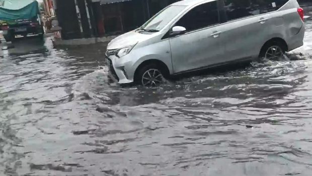 Jalan Pondok Ungu Permai Bekasi tergenang air, Sabtu (4/11/2023) siang.