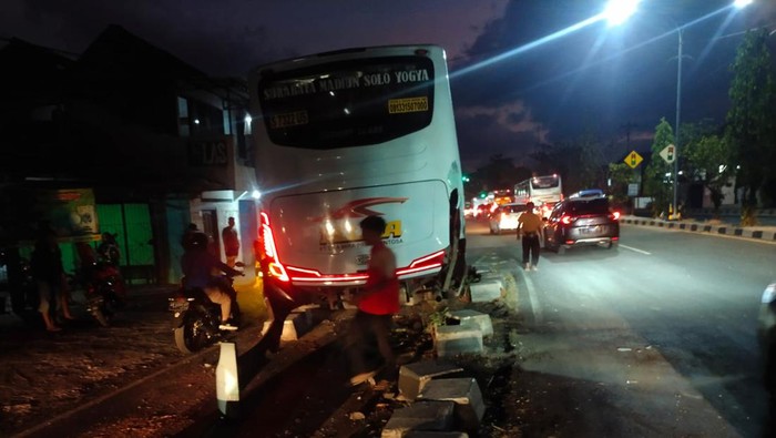 Kecelakaan bus tabrak pembatas jalan-rumah di Ring Road Bantul, Sabtu (4/11/2023).