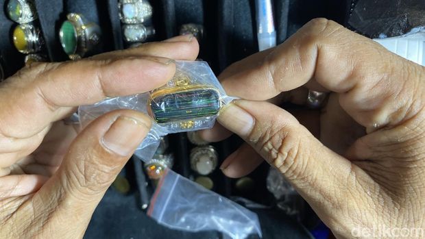 Meski tidak se-booming dulu, masih banyak orang yang tertarik mengoleksi batu akik. Seperti yang tampak di Kayoon Gems Festival.