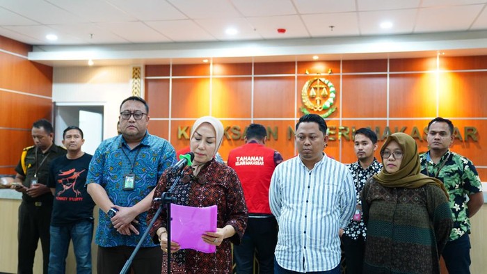 Kejari Makassar melakukan jumpa pers terkait penetapan tersangka kasus dugaan korupsi industri pengelolaan sampah. Dokumen Istimewa