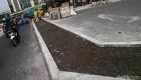 Lokasi persimpangan ada di atas underpass Senen, dekat Pasar Senen dan stasiun Senen.