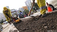 Sebelum ditata, lokasi ini sering dijadikan pedagang asongan dan lahan parkir yang tak terawat sehingga menyebabkan kemacetan.