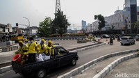 Petugas Suku Dinas Bina Marga Jakarta Pusat menata persimpangan di Pasar Senen, Jakarta, Sabtu (4/11/2023).