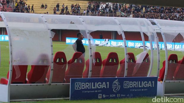 Kericuhan usai PSS Sleman dikalahkan Bali United 0-1 di Stadion Maguwoharjo, Sleman, Jumat (4/11/2023).