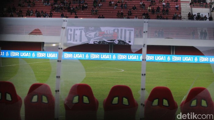 Kericuhan usai PSS Sleman dikalahkan Bali United 0-1 di Stadion Maguwoharjo, Sleman, Jumat (3/11/2023) sore.