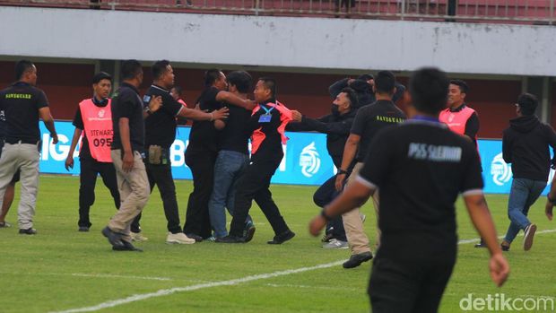 Kericuhan usai PSS Sleman dikalahkan Bali United 0-1 di Stadion Maguwoharjo, Sleman, Jumat (4/11/2023).