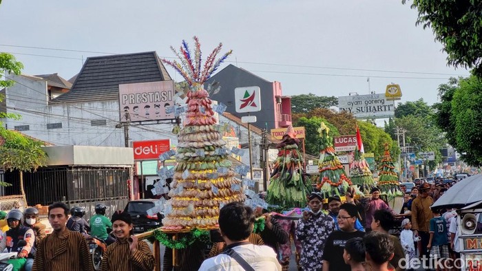 Suasana kirab budaya kampung srawung di Gedongkuning, Kalurahan Rejowinangun, Kemantren Kotagede, Kota Jogja, Sabtu (4/11/2023).