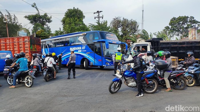 Polisi mengurai kemacetan di perempatan Patuk, Gunungkidul yang terhalangi pengendara roda dua, Sabtu (4/11/2023)