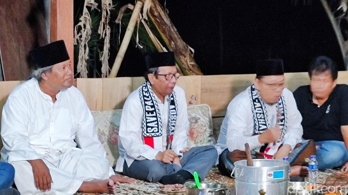 Mahfud Md (kanan) mengenakan syal bertuliskan SAVE PALESTINE AL-AQSA duduk di samping KH. Ahmad Muwafiq (kiri) saat menghadiri acara Haul STAK Ke-7 di Ponpes Minggir, Kapanewon Minggir, Sleman, DIY, Sabtu malam (4/11/2023).