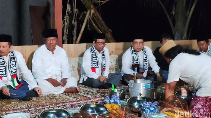Mahfud Md Mahfud Md ketika menghadiri Haul Ponpes MInggir Sleman, Sabtu malam (4/11/2023).