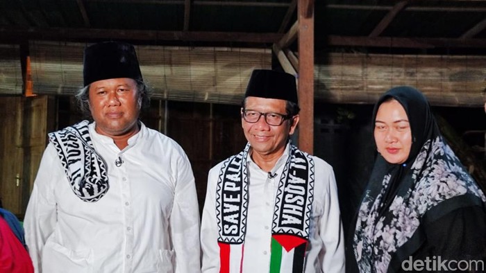Mahfud Md pakai syal 'Save Palestine' di Haul Ponpes Minggir Sleman Mahfud Md pakai syal 'Save Palestine' di Haul Ponpes Minggir Sleman, Sabtu (4/11/2023).
