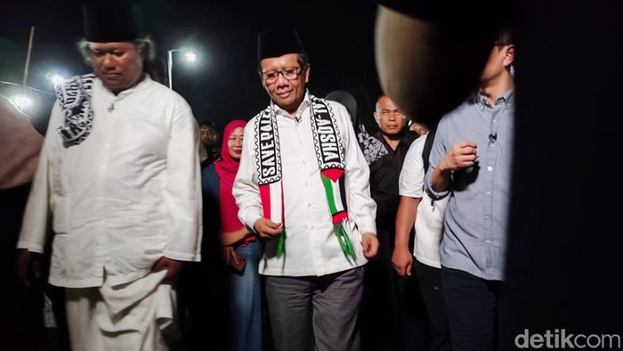 Mahfud Md pakai syal 'Save Palestine' di Haul Ponpes Minggir Sleman Mahfud Md pakai syal 'Save Palestine' di Haul Ponpes Minggir Sleman, Sabtu (4/11/2023).