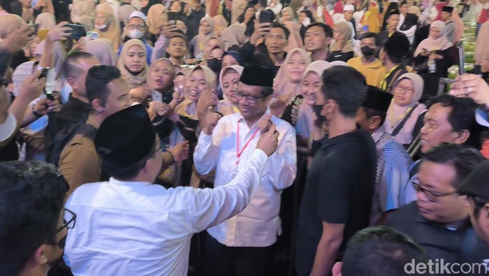 Mahfud Md sapa pendukungnya usai mengikuti Doa Keselamatan untuk Bangsa di Gejos, Gresik. Mahfud Md sapa pendukungnya usai mengikuti Doa Keselamatan untuk Bangsa di Gejos, Gresik.