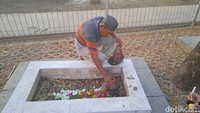 Peziarah datang ke makam tersebut untuk meminta kebaikan atau menunaikan nazar. Beberapa orang mengaku keinginannya terwujud dan mendapatkan kehidupan yang lebih baik setelah berziarah di Makam Tujua. (Foto: Yaslinda Utari Kasim/detikSulsel)