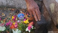 Peziarah lainnya bernama Syarif juga rutin datang ke makam Tujua di Karebosi. Alasannya berbeda, ia datang berziarah karena sudah menjadi kebiasaan turun temurun dari orang tua. (Foto: Yaslinda Utari Kasim/detikSulsel)
