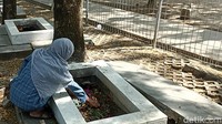 Peristiwa munculnya Makan Tujua yang misterius membuat sebagian masyarakat di Makassar menganggapnya sakral. Tak heran, masyarakat kadang berdatangan ke makam tersebut untuk berziarah atau bahkan menunaikan nazar. (Foto: Urwatul Wutsqaa/detikSulsel)