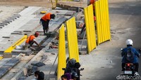 Tumpukan material bangunan yang berserakan sampai ke tengah jalan dikeluhkan warga, serta menganggu kenyamanan saat melewati jalan tersebut.