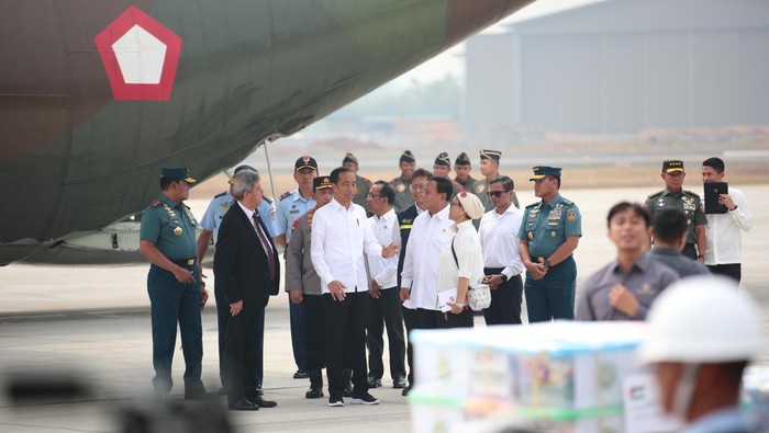 Menhan Prabowo Subianto mendampingi Presiden Jokowi melepas bantuan kemanusiaan Indonesia sebanyak 51,5 ton untuk rakyat Palestina. (dok Ist)