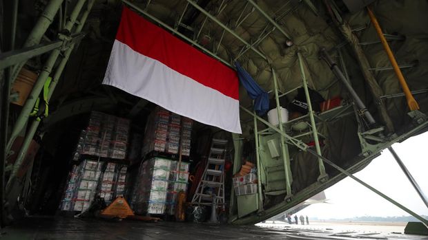 Menhan Prabowo Subianto mendampingi Presiden Jokowi melepas bantuan kemanusiaan Indonesia sebanyak 51,5 ton untuk rakyat Palestina. (dok Ist)