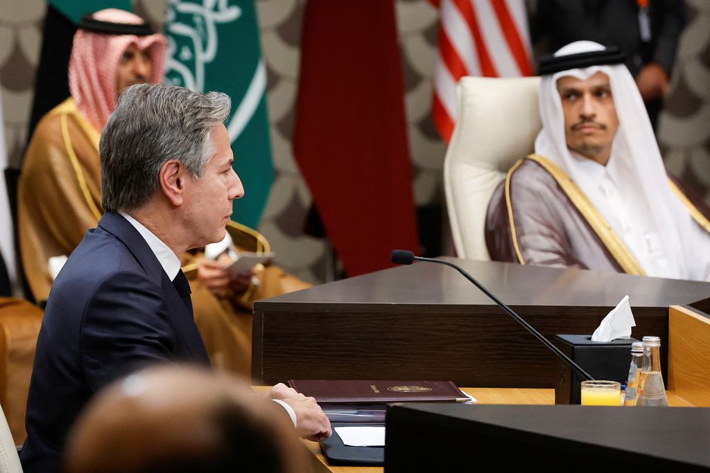 Menteri Luar Negeri AS Antony Blinken menghadiri pertemuan dengan Menteri Luar Negeri Qatar Mohammed bin Abdulrahman bin Jassim Al Thani, pada hari pertemuan tentang konflik yang sedang berlangsung antara Israel dan kelompok Islam Palestina Hamas, di Amman, Yordania, 4 November 2023. (REUTERS/Jonathan Ernst/Pool)