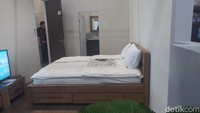 Foto: Almadinah Putri BrilianKamar utama di rusun ASN-Hankam. Di dalamnya ada kamar mandi lalu di bagian dipan tempat tidur bisa digunakan sebagai tempat penyimpanan.