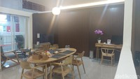 Foto: Almadinah Putri BrilianDi sebelah ruang makan terdapat ruang keluarga serta balkon.