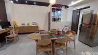 Foto: Almadinah Putri BrilianTampak sebuah pintu masuk yang di depannya ada ruang kerja. Lalu ada kulkas dan ruang makan.