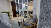 Foto: Almadinah Putri BrilianBerikut ini bagian balkon rusun. Sebagai informasi, Direktur Jenderal Perumahan Kementerian PUPR, Iwan Suprijanto mengungkapkan, adanya mock up rusun ASN-Hankam di Konstruksi Indonesia 2023 agar masyarakat tahu bagaimana wujud dari rusun tersebut sekaligus menerima masukkan untuk rusun. Ia mengungkapkan, nantinya rusun ASN-Hankam di IKN tidak jauh berbeda dengan mock up tersebut. Ya hampir seperti ini sih (tampilannya). Tapi kalau menurut saya nanti mungkin akan lebih bagus ya karena (mock up) ini kan hanya 2-3 hari bikinnya, dadakan. Furnitur-nya kurang lebih itu, equipment-nya kurang lebih seperti itu, paparnya kepada wartawan di JiExpo Kemayoran, Jakarta Pusat, Jumat (3/11/2023).