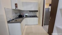 Foto: Almadinah Putri BrilianBagian dapurnya cukup minimalis namun lengkap. Ada kompor tanam, wastafel, hingga kabinet atas dan bawah.