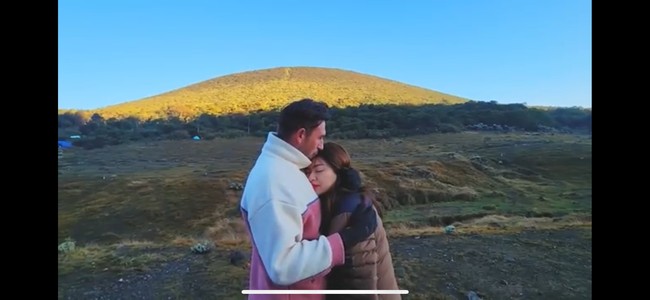 Terlihat selama perjalanan mendaki Gunung Gede pasangan tersebut kompak dan romantis. Ladislao sempat terlihat memeluk dan mencium Nathalie, seperti dalam foto yang satu ini. Foto: YouTube/@NathalieHolscher